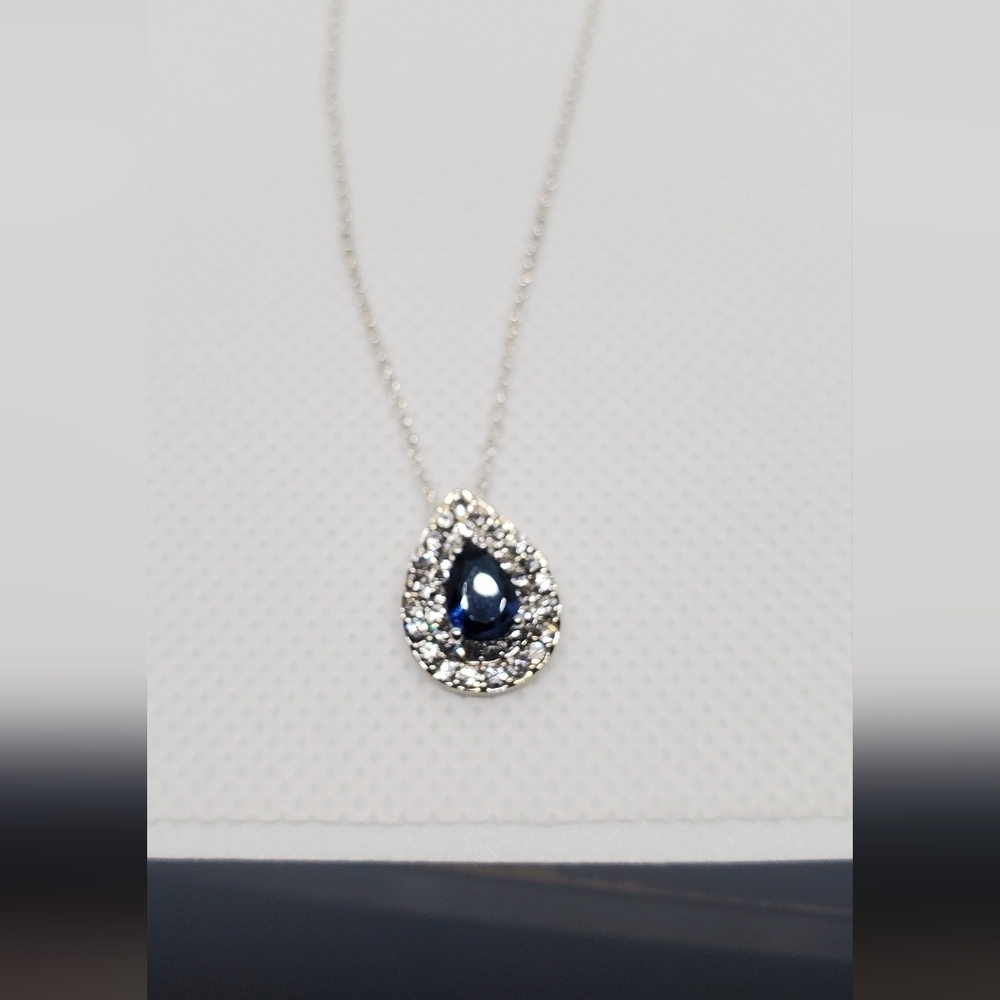 NWOT SWAROVSKI CRYSTAL Elements Necklace
